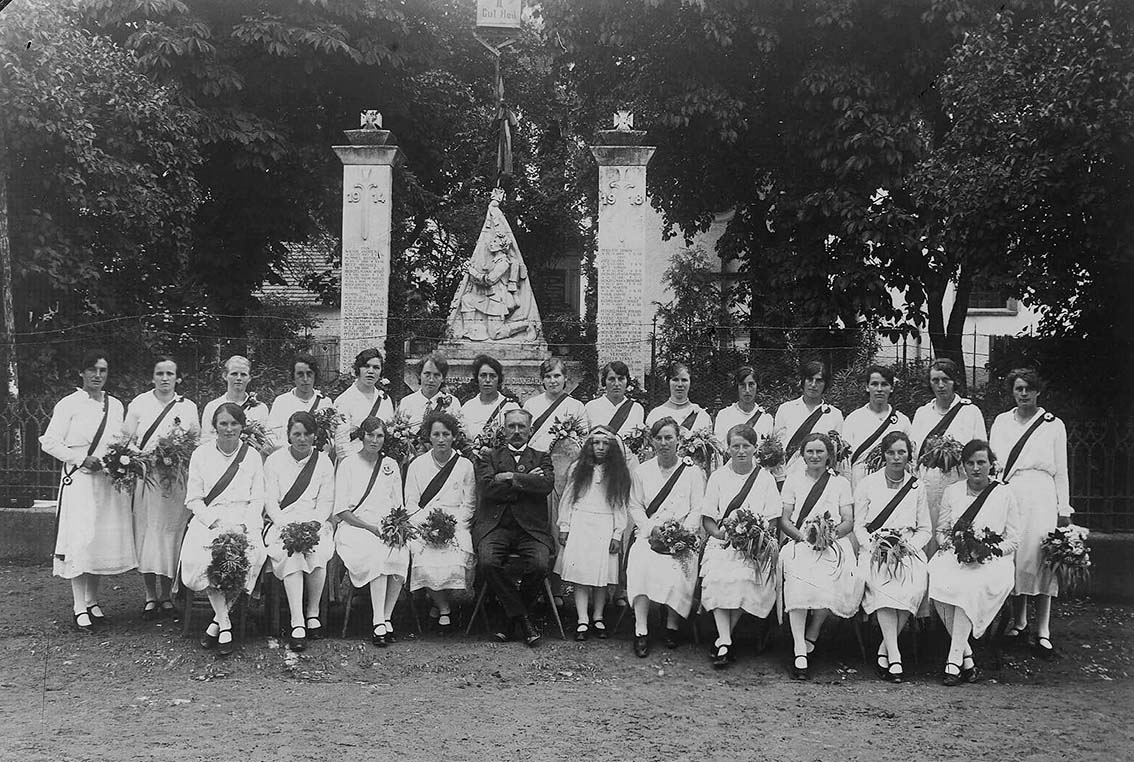 Frauengruppe vor dem Kriegerdenkmal anlässlich des 25-jähriges Stiftungsjubiläums des Turn- und Sportvereins Steinhilben, 1928, (Quelle: Landesarchiv BW, StAS N 1 68 Nr. 331)