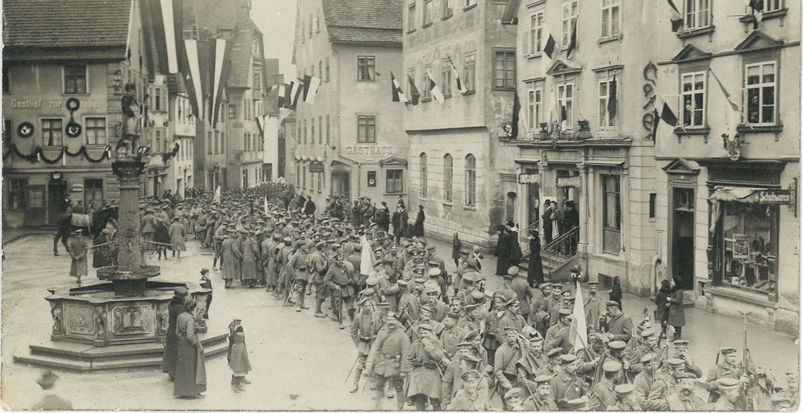 Kriegs-Heimkehrer in der Fürst-Wilhelm-Straße, vor dem Rathaus, Sigmaringen, 1918/19, (Quelle: Landesarchiv BW, StAS Sa T 1 Sa 74 160)