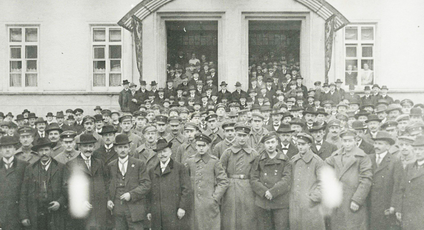 Versammlung ehemaliger Kriegsteilnehmer vor dem Deutschen Haus in Sigmaringen, Spätherbst 1918, (Quelle: Landesarchiv BW, StAS Sa T 1 Sa 75 265)