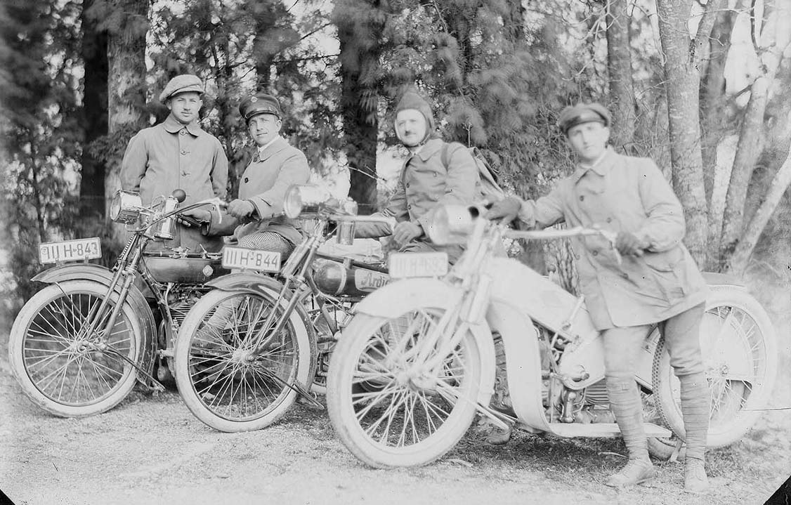 Männer mit Motorrädern und zweckmäßiger Schutzkleidung, ca. 1930, (Quelle: Landesarchiv BW, StAS N 1 68 Nr. 366)