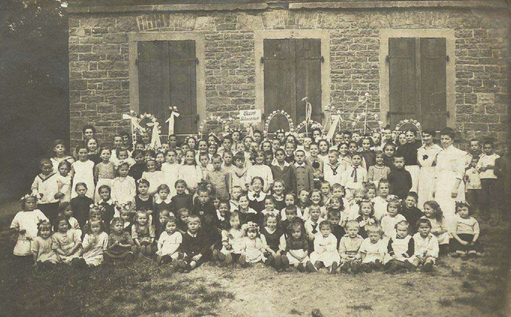 Kindergruppe mit Helferinnen, Kinderschutzkommission der SPD Karlsruhe, Bezirk Südweststadt, ca. 1921-1922, (Quelle: Landesarchiv BW, GLAK S Ausst. - SPD Nr. 7 c)