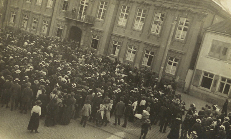 Demonstration vor dem Offenburger Rathaus, 1919, (Quelle: Landesarchiv BW, GLAK N Geck Nr. 2537, 1, Bild 3)