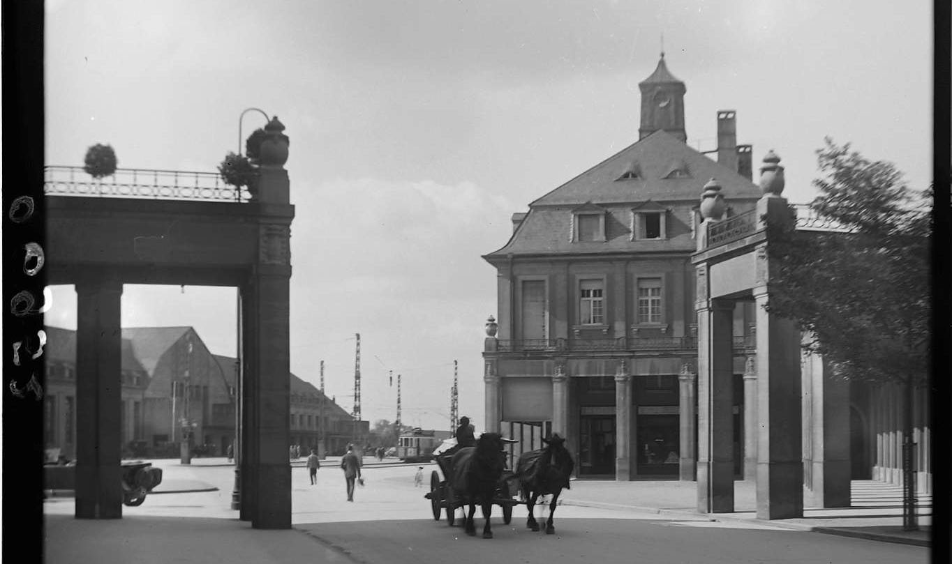 Der Vorplatz des 1913 eröffneten neuen Bahnhofsgebäudes in Karlsruhe, (Quelle: Landesarchiv BW, GLAK 498-1 Nr. 8161)