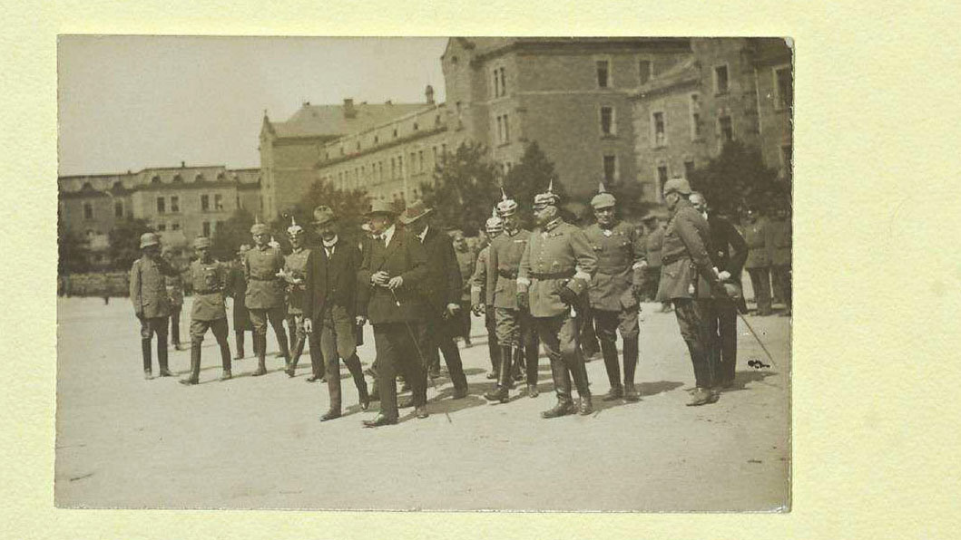Ministerpräsident Anton Geiß und zwei seiner Mitarbeiter mit den von der vorläufigen Volksregierung 1919 gebildeten freiwilligen Schutztruppen, (Quelle: Landesarchiv BW, GLAK N Geiss Nr. 9)