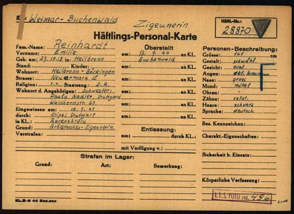 Häftlingspersonalkarte aus dem Konzentrationslager Buchenwald für die in Stuttgart verhaftete Emilie Reinhardt. Zu erkennen ist hier auch, dass auf dem Originaldokument später Ergänzungen vorgenommen wurden (Stempel und handschriftlicher Eintrag unten rechts), Vorlage: Arolsen Archives (1.1.5.4. Individuelle Unterlagen Frauen Buchenwald, 7691424)
