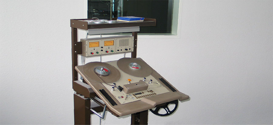 Magnetophon 21 R von AEG, Ein-Viertel-Zoll-Studio-Gerät mit 19 und 38 cm pro Sekunde Bandlaufgeschwindigkeit, Baujahr 1983, (Vorlage: Landesarchiv BW, HStAS, Sammlung AV-Archiv)