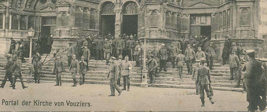 Feldpostkarte, die deutsche Soldaten vor der Renaissancefassade der Kirche St. Maurille in Vouziers zeigt, verschickt am 18. Mai 1917 nach Schilbach in Thüringen, (Quelle: Badische Landesbibliothek Karlsruhe)