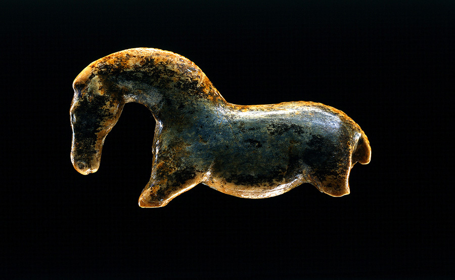 Das 40.000 Jahre alte Pferdchen aus Mammutelfenbein, gefunden in der Vogelherd-Höhle im Lonetal, Quelle: Museum der Universität Tübingen MUT
