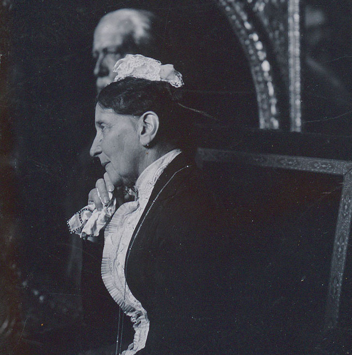 Großherzogin Luise, im Hintergrund scheint das Porträt ihres Mannes, Großherzog Friedrichs I., auf.Quelle: Landesarchiv BW, GLAK 69 Baden, Sammlung