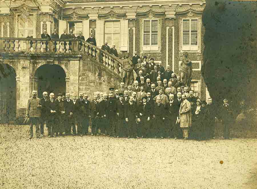 Abgeordnete der badischen Regierung und des Landtags vor Schloss Favorite in Rastatt, 4. Oktober 1921, Quelle: Landesarchiv BW, GLAK J-Ac A 68 