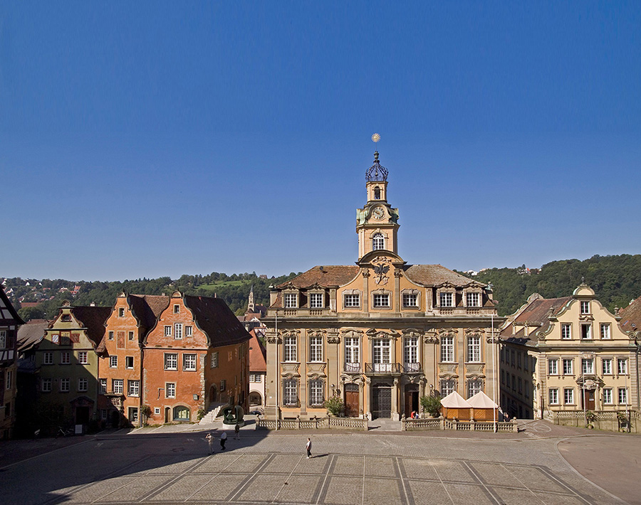 Der Marktplatz in Schwäbisch Hall mit dem ehemaligen Wohnsitz der Familie Widmann (zweites Haus von links), heute Stadtarchiv, Quelle: Landesmedienzentrum BW
