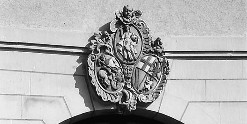 Wappentafel der breisgauischen Stände über einem Tor der ehemaligen Carlskaserne in Freiburg im Breisgau (StAF W 134 Nr. 044321a)