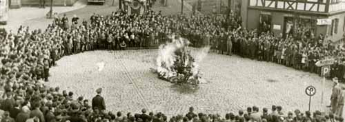 Morgen des 10. November 1938: Das brennende Inventar der Synagoge auf dem Marktplatz von Mosbach (GLAK 309/5407)