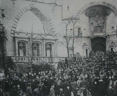 Demonstration von ehemaligen Kriegsteilnehmern und Kriegsbeschädigten am 1. Februar 1919 vor dem Schloss in Sigmaringen (StAS Sa T 1 Nr. 75/264)