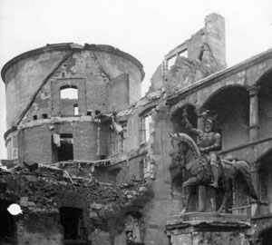 Der stark beschädigte Innenhof des Alten Schlosses in Stuttgart nach dem Zweiten Weltkrieg (StAL EL 403 Bü 2749)