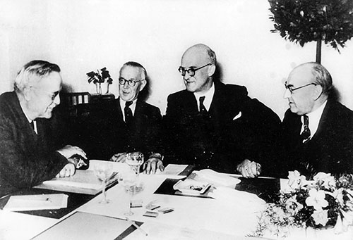 Konferenz der Regierungschefs zum Südwest-Staat in Wildbad 1950: Reinhold Maier, Dr. Kaufmann, Gebhard Müller, Leo Wohleb – Quelle LMZ BW