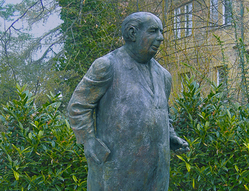 Statue von Theodor Heuss zu seinem 125. Geburtstag am Tag ihrer Einweihung durch Bundespräsident Horst Köhler in Brackenheim, 2009. Copyright: LABW 