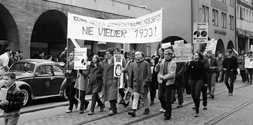 Ostermarsch in Freiburg im Breisgau, 13. April 1968 (StAF W 134 Nr. 085251a)