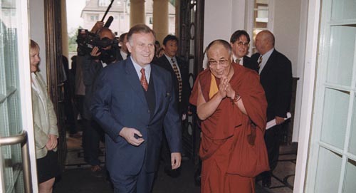 Seine Heiligkeit der Dalai Lama zu Gast beim damaligen Ministerpräsidenten Erwin Teufel, 22. Juni 1999 (HStAS EA 1/109)