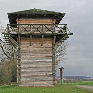 Rekonstruktion eines römischen Wachturms am Limes bei Mainhardt (FaBi Kreisbeschreibung SHA)