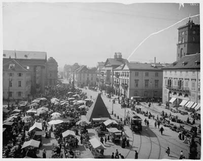 Wochenmarkt auf dem Marktplatz von Karlsruhe, im Hintergrund das Rathaus, um 1910 (GLAK 498-1 Nr. 558)