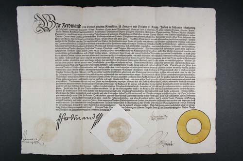 Patent König Ferdinands I. für die österreichischen Lande über das Anbringen eines gelben Ringes an der Kleidung von Juden, 1. August 1551 (StAS Dep. 30/1 T 3 Nr. 1430)