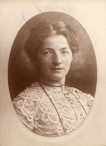 Die Kommunalpolitikerin Anna Richter geb. Schmidt (1868-1921) gehörte als eine der ersten Frauen dem Karlsruher Stadtrat von 1919 bis 1921 an. [Quelle: Stadtarchiv Karlsruhe, 8/Alben 012 / 54b]