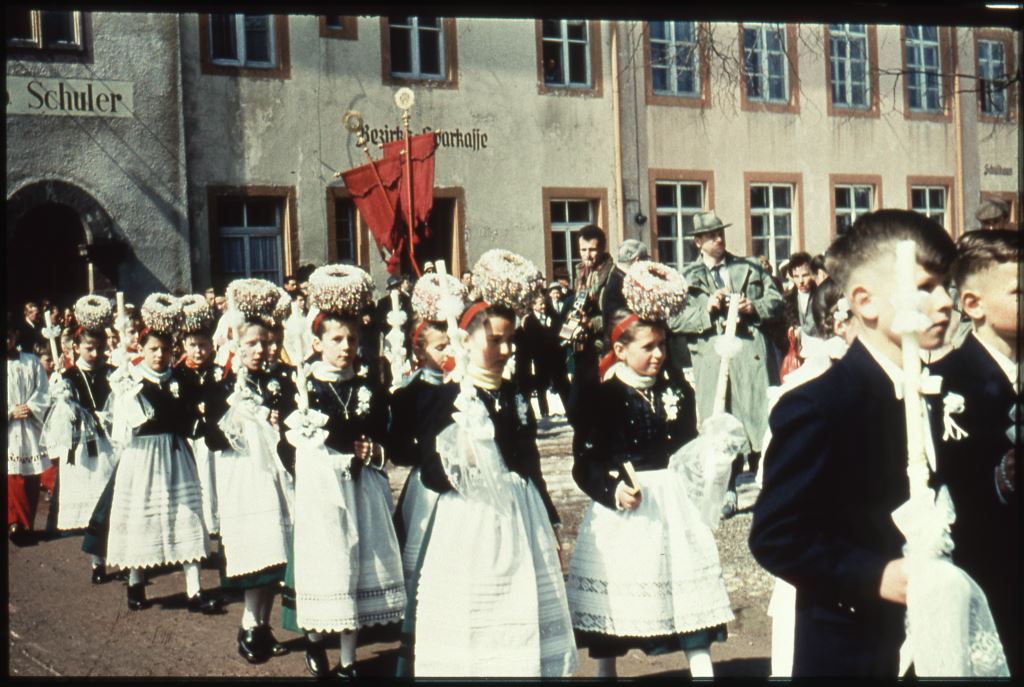 Erstkommunionskinder bei der Fronleichnamsprozession in St. Peter 1958: Die Kinder tragen Tracht, die Mädchen Schäppel [Quelle: Badisches Landesmuseum Karlsruhe BA 91/19]