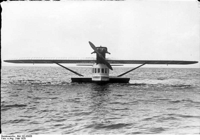 Das Dornier-Flugboot Delphin III entstand 1928, in der Zeit der Weimarer Republik [Quelle: Bundesarchiv, Bild 102-05956 / Wikipedia CC-BY-SA 3.0]