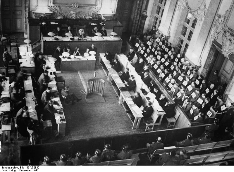 Der Gerichtssaal im Rastatter Schloss, 1946. [Quelle: Bundesarchiv, Bild 183-V02830 / CC-BY-SA 3.0]
