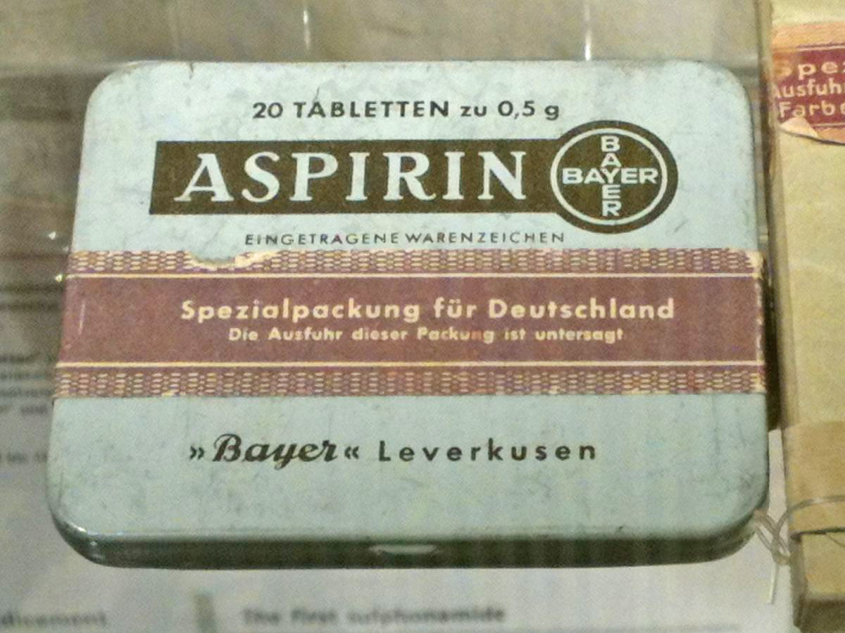 Aspirin als „Spezialpackung für Deutschland“, Quelle Deutsches Apothekenmuseum Heidelberg/ Wikimedia Commons