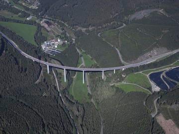 Die Gutachtalbrücke im Schwarzwald, eröffnet 1981, auf einem Luftbild von 2007 [Quelle: Landesmedienzentrum BW]