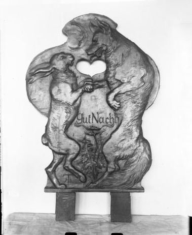 Von Hans Thoma gestaltete Lehne eine Bernauer Holzstuhls, Motiv Fuchs und Hase, entstanden um 1905 [Quelle: Badisches Landesmuseum Karlsruhe BA 93/26]