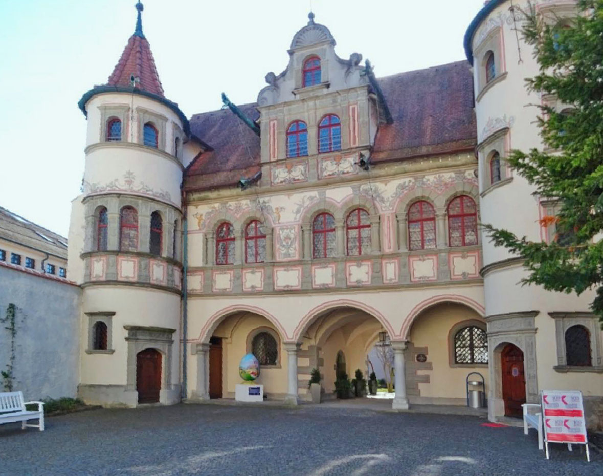 Das Konstanzer Rathaus mit „österlichem Schmuck“ [Quelle: Landauf-LandApp]