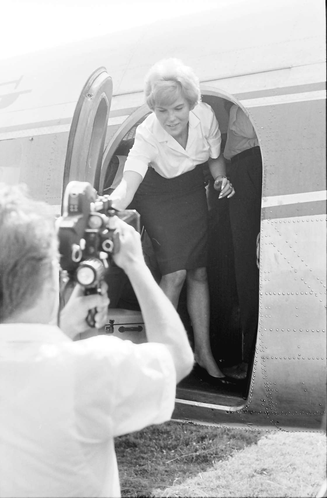Die Stewardess galt lange Zeit als Traumberuf. Das Bild wurde 1963 von Willy Pragher aufgenommen. Quelle: Landesarchiv BW, StAF Sammlung Willy Pragher W 134 Nr. 071223.