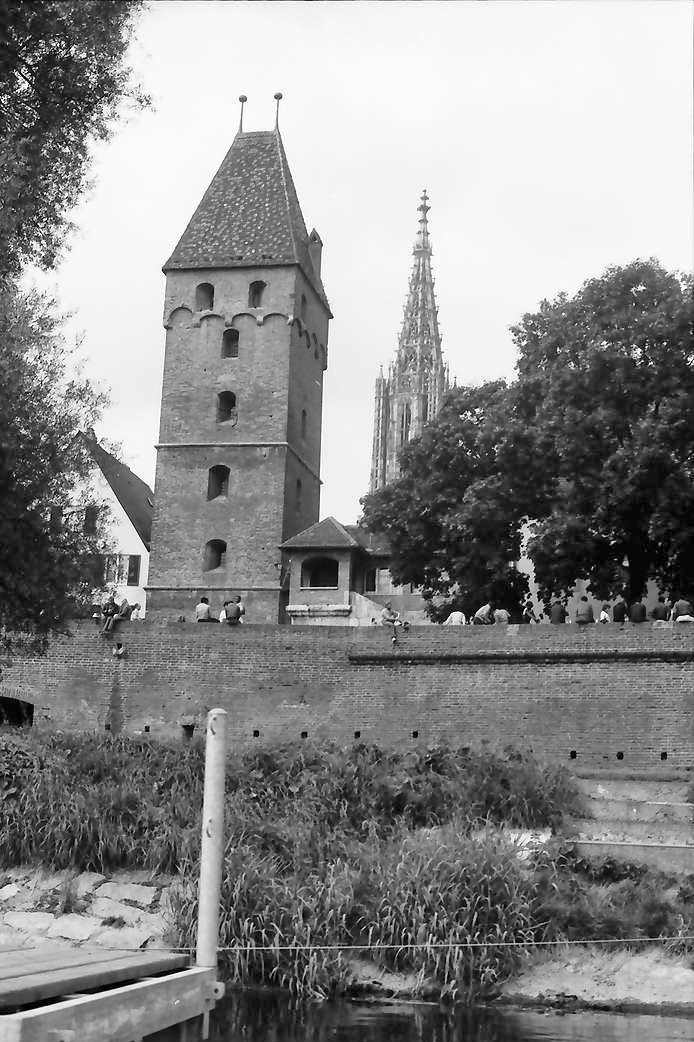 Der Ulmer Metzgerturm während der ersten Länderübergreifenden Gartenschau Baden-Württemberg – Bayern, 1980 [Quelle: Landesarchiv BW, StAF W 134 Nr. 116016c]