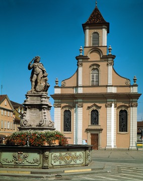 Katholische Kirche und Brunnen mit Standbild Eberhard Ludwigs am Marktplatz von Ludwigsburg, 1970. [Quelle: Landesmedienzentrum BW].