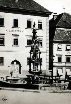 Den Rottweiler Marktbrunnen aus der Mitte des 16. Jh. krönt die Statue eines Schweizer Amtmanns, das Bild entstand in den 1920er Jahren, Quelle Landesmedienzentrum BW