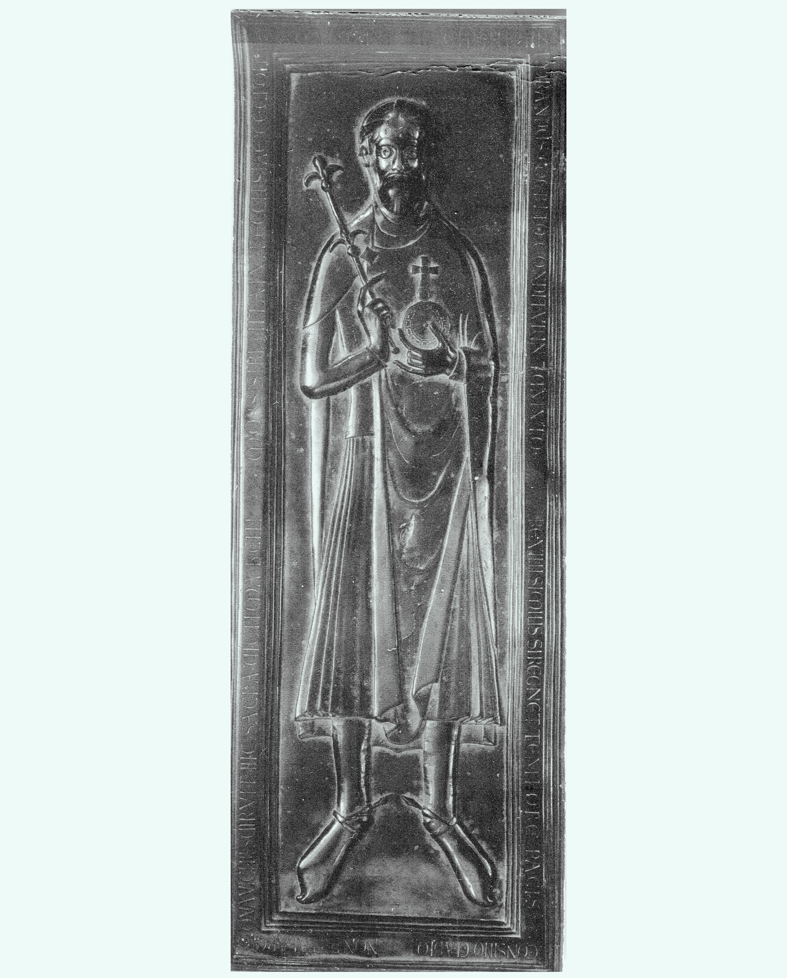 Die Bronzeplatte auf dem Grab Rudolfs von Schwaben im Merseburger Dom [Quelle: Wikimedia commons 4.0 https://bit.ly/3q4FaSS]