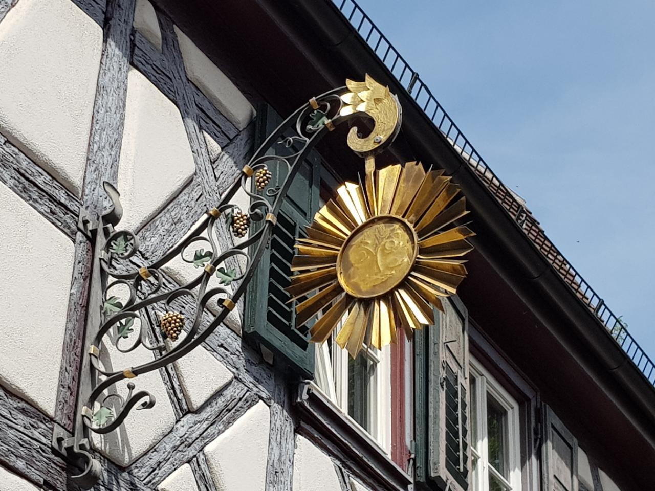 Wirtshausschild der Sonne in Lauffen am Neckar, Genossenschaftslokal der Weingärtner im sonnigen Heilbronnerland [Quelle: LEO-App]