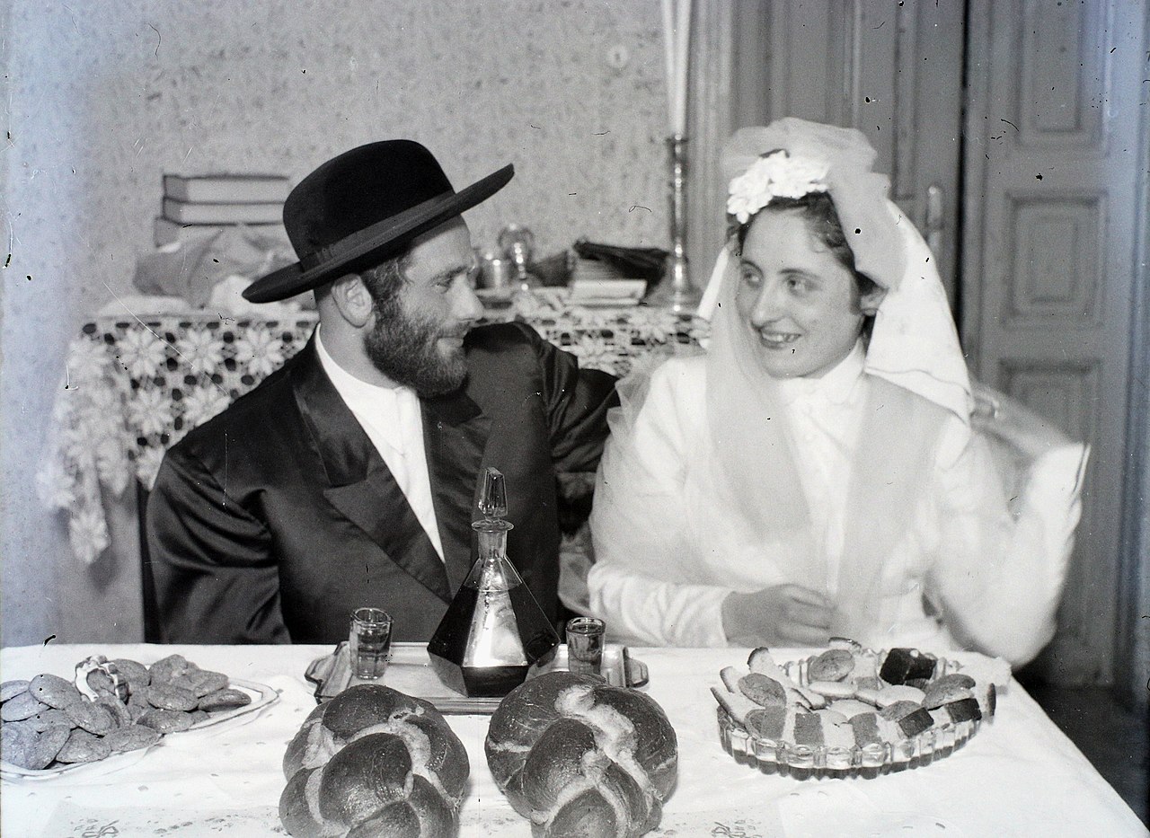 Challah bei einer jüdischen Hochzeit in Ungarn, 1948 [Quelle: Wikimedia CC BY-SA 3.0]