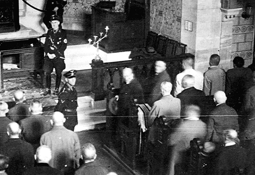 Während der Rede eines SS-Mannes in der Synagoge von Baden-Baden nach der Pogromnacht 1938 - Quelle LABW