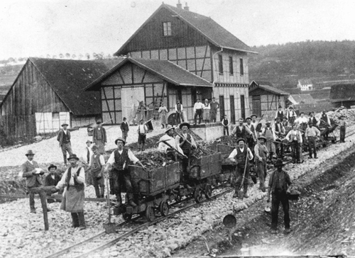 Italienische Wanderarbeiter am neu errichteten Bahnhof in Gammertingen um 1900 - Quelle LABW