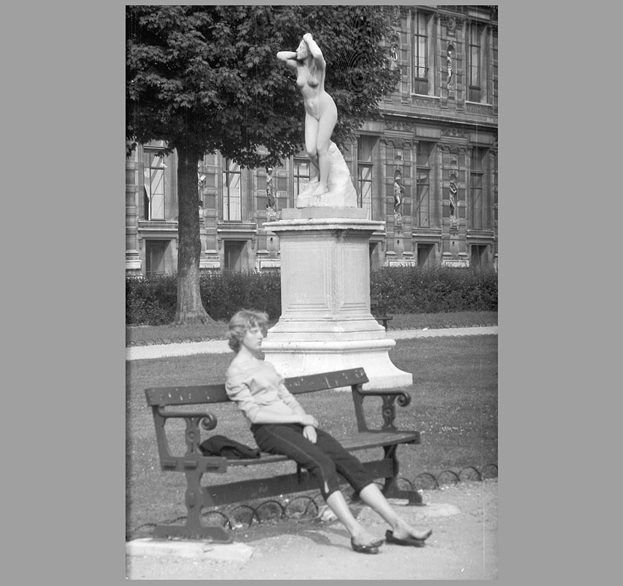 Das Bekleidungsstück des Anstoßes, aufgenommen von Willy Pragher in einem Pariser Park drei Monate vor dem Freiburger Hosenverbot, Titel: Mädchen auf Bank vor Plastik, 01.07.1955. Quelle: Landesarchiv BW, StAF W 134 Nr. 040551