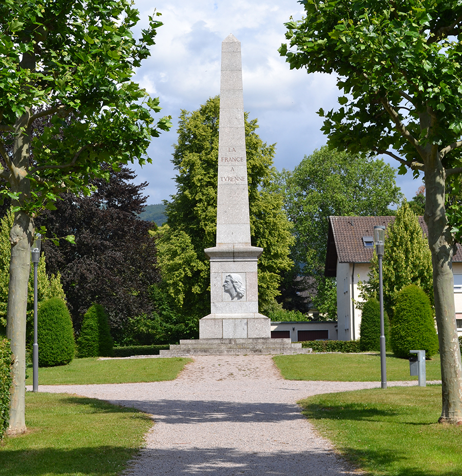 Das heutige, vierte Turenne- Denkmal in Sasbach. Fotografiert von der dazugehörigen Allee aus. Aufnahme: Landesarchiv BW, Sinah Panizic. Zum Vergrößern bitte klicken.