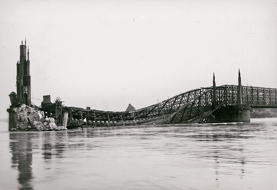 Die Kehler Eisenbahnbrücke nach der Sprengung des westlichen Flusspfeilers, 1940. Vorlage: LABW, GLAK 421 Zugang 1993–90 F BrO 1768.