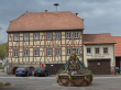Altes Rathaus mit Dorfbrunnen