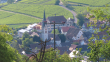 Teil der Ortsansicht auf Ebringen mit Kirche und Schloss in idyllischer Weinlage