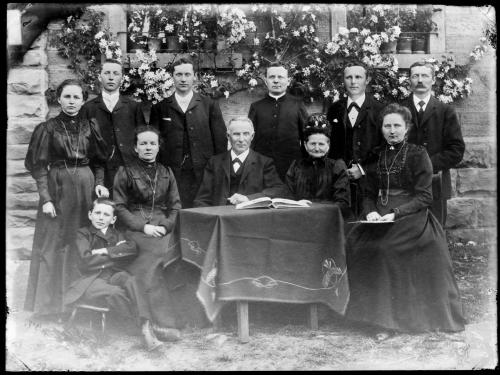 Familienbild im Freien, Foto von Karl Weiß, um 1900 [Quelle: Bezirksmuseum Buchen]