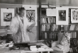 Curt Weller in seinem Arbeitszimmer mit Gertrud Weller, ca. 1930